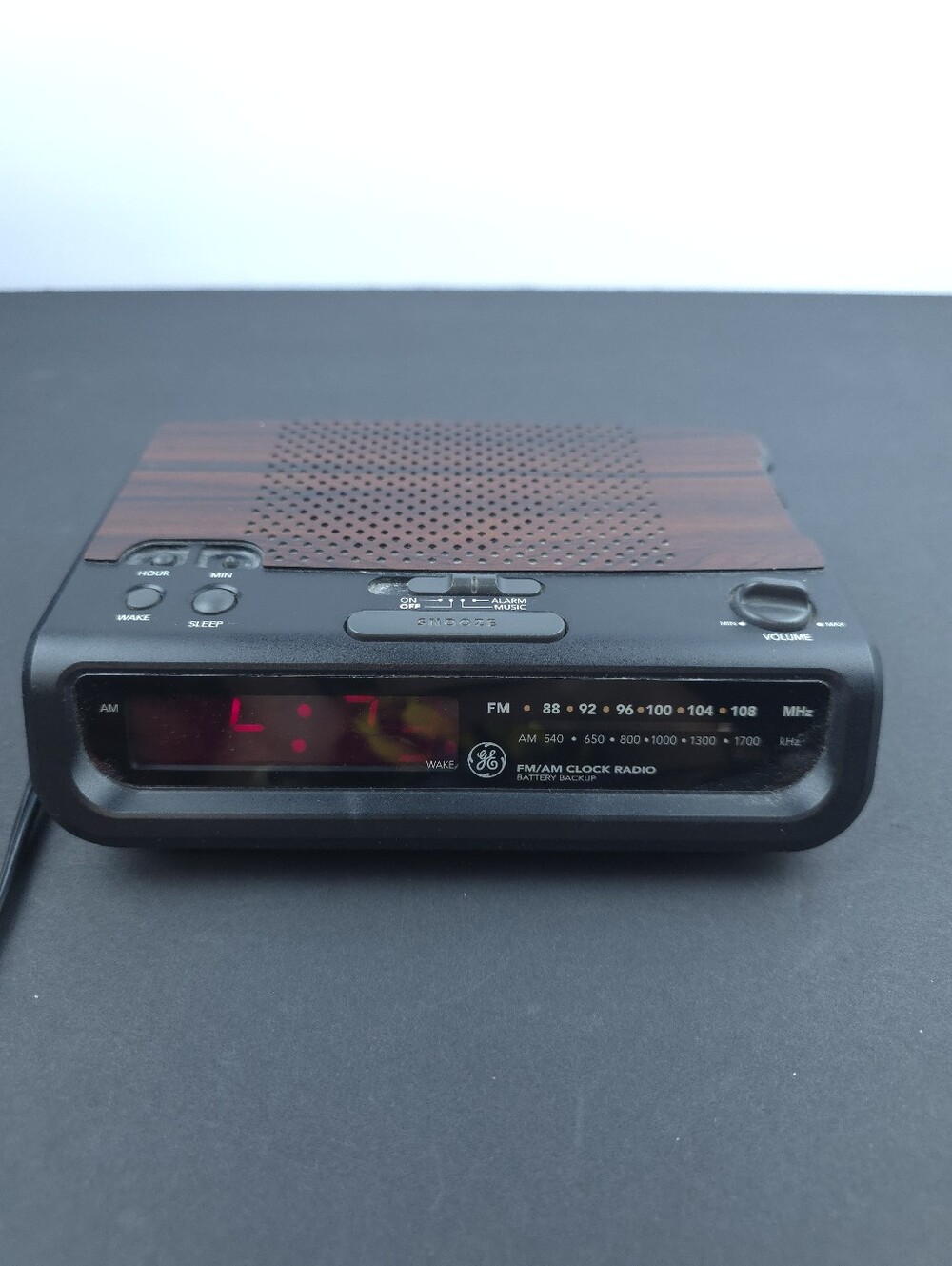 Vintage GE 7-4613A AM/FM Digital Alarm Clock Radio Woodgrain Tested Works